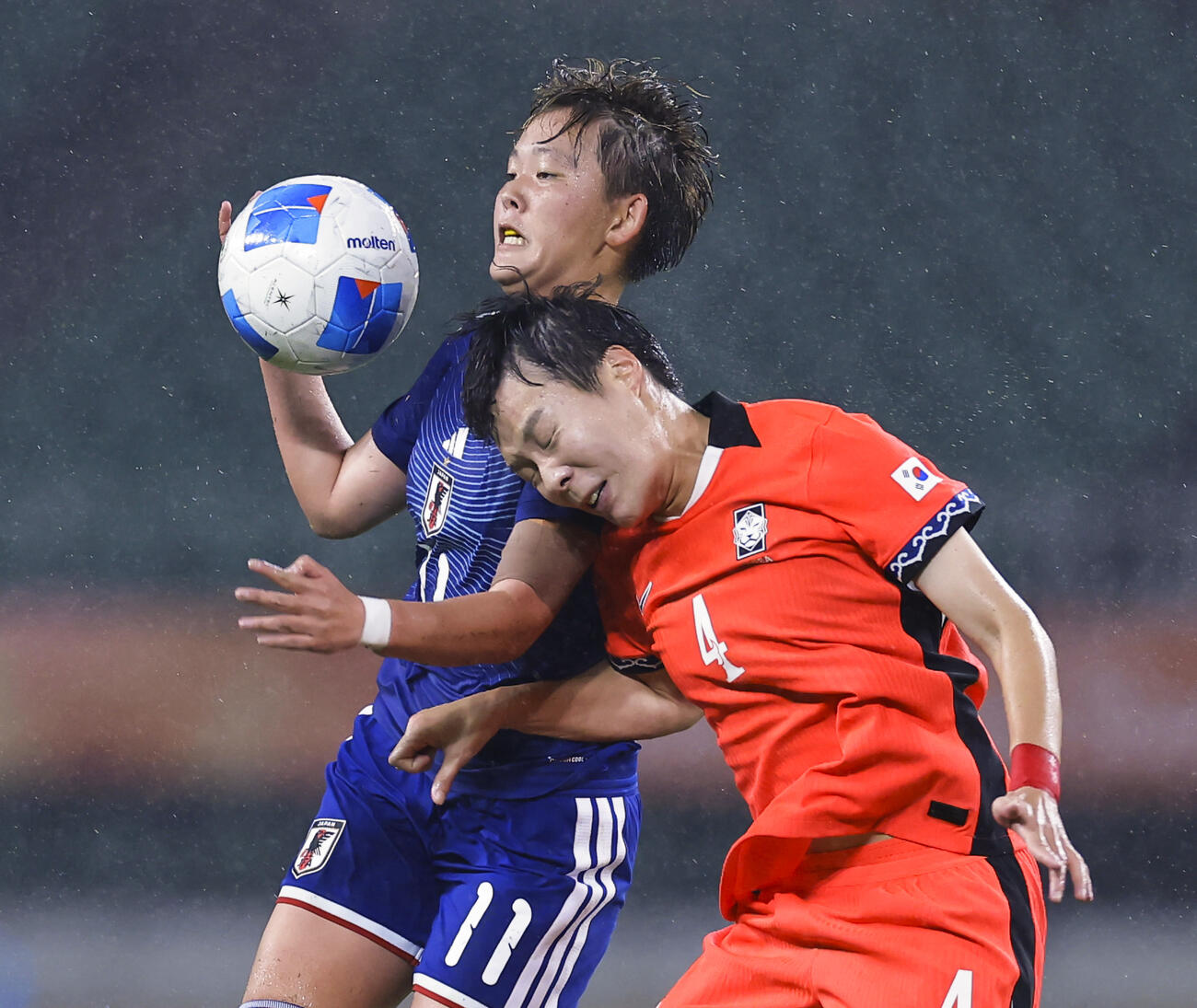 日本－韓国　前半、競り合う神谷（左）＝静岡スタジアム（共同）
