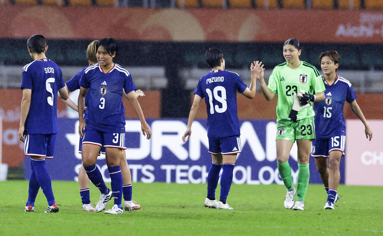 韓国に勝利し、タッチを交わす日本イレブン　＝静岡スタジアム