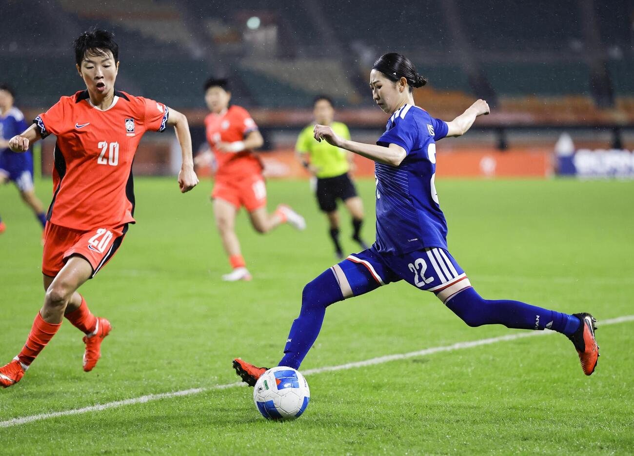日本－韓国　後半、クロスを上げる中嶋（右）＝静岡スタジアム（共同）