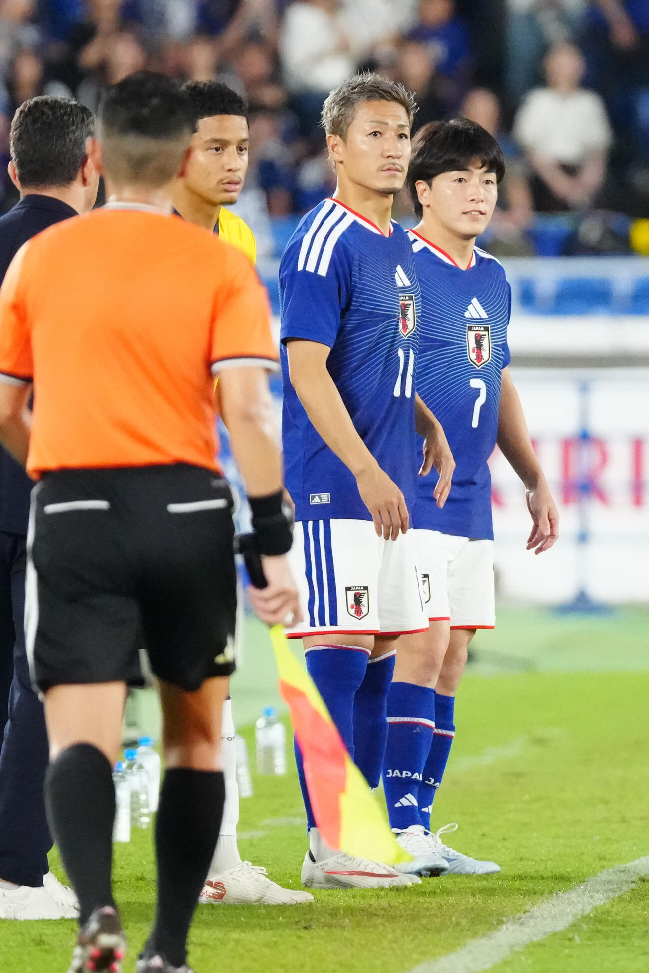 日本対エクアドル　後半、交代出場する相馬勇紀（右）と前田大然（撮影・江口和貴）