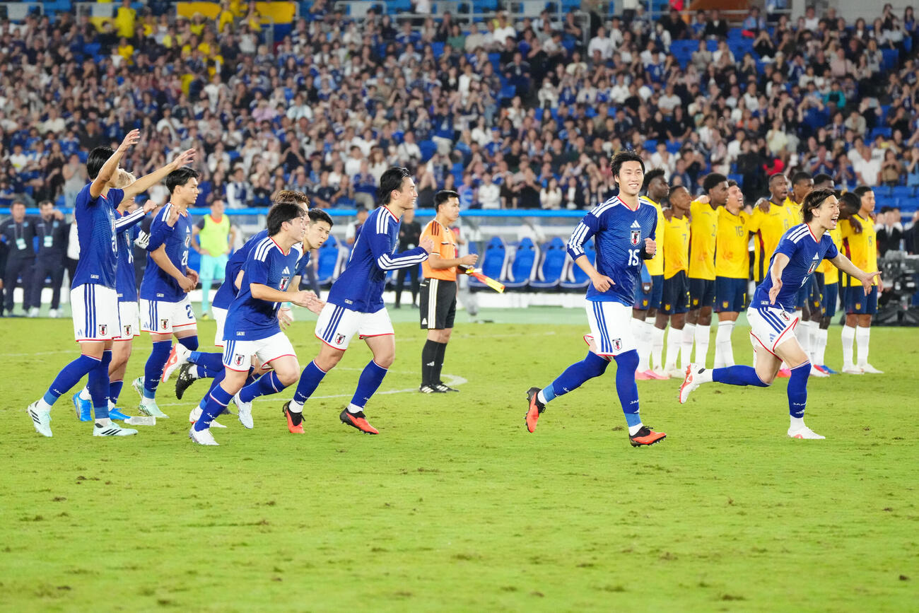 日本対エクアドル　PK戦で勝利し喜ぶ日本代表の選手たち（撮影・江口和貴）