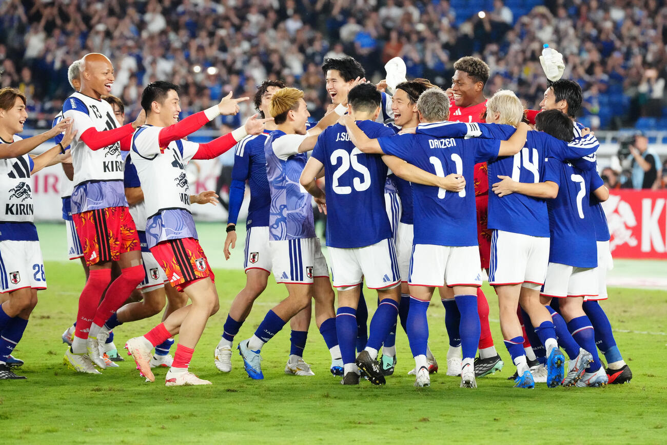 日本対エクアドル　PK戦で勝利し喜ぶ日本代表の選手たち（撮影・江口和貴）