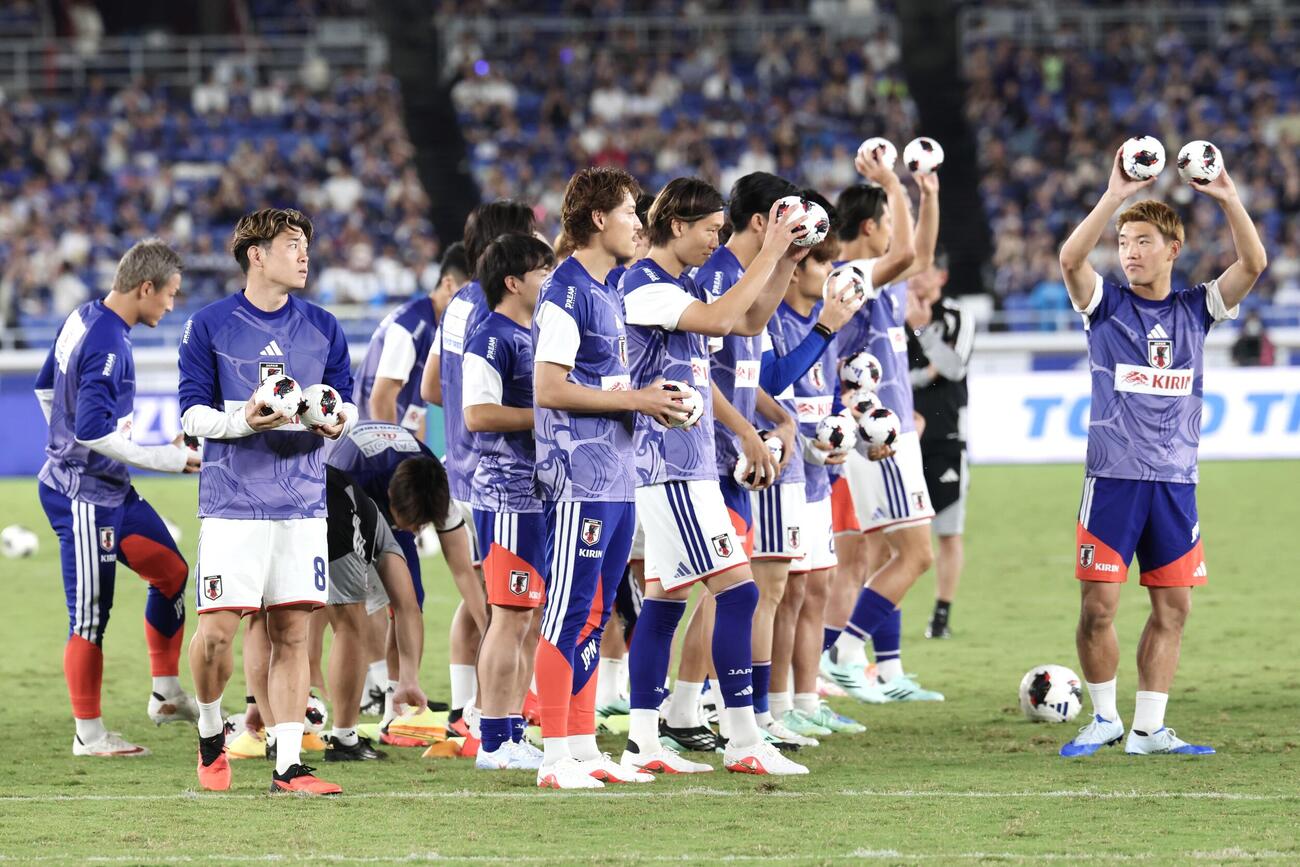 日本対エクアドル　試合前、ウォーミングアップに向かう日本の選手たち（撮影・宮地輝）
