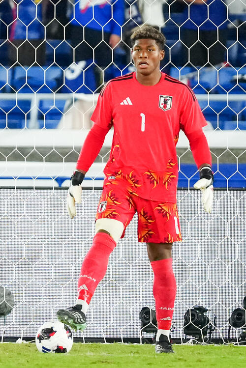 日本対エクアドル　前半、ボールをキープするGK鈴木彩艶（撮影・江口和貴）