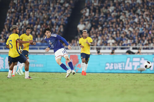 日本対エクアドル　前半、縦パスを出す田中碧（撮影・宮地輝）
