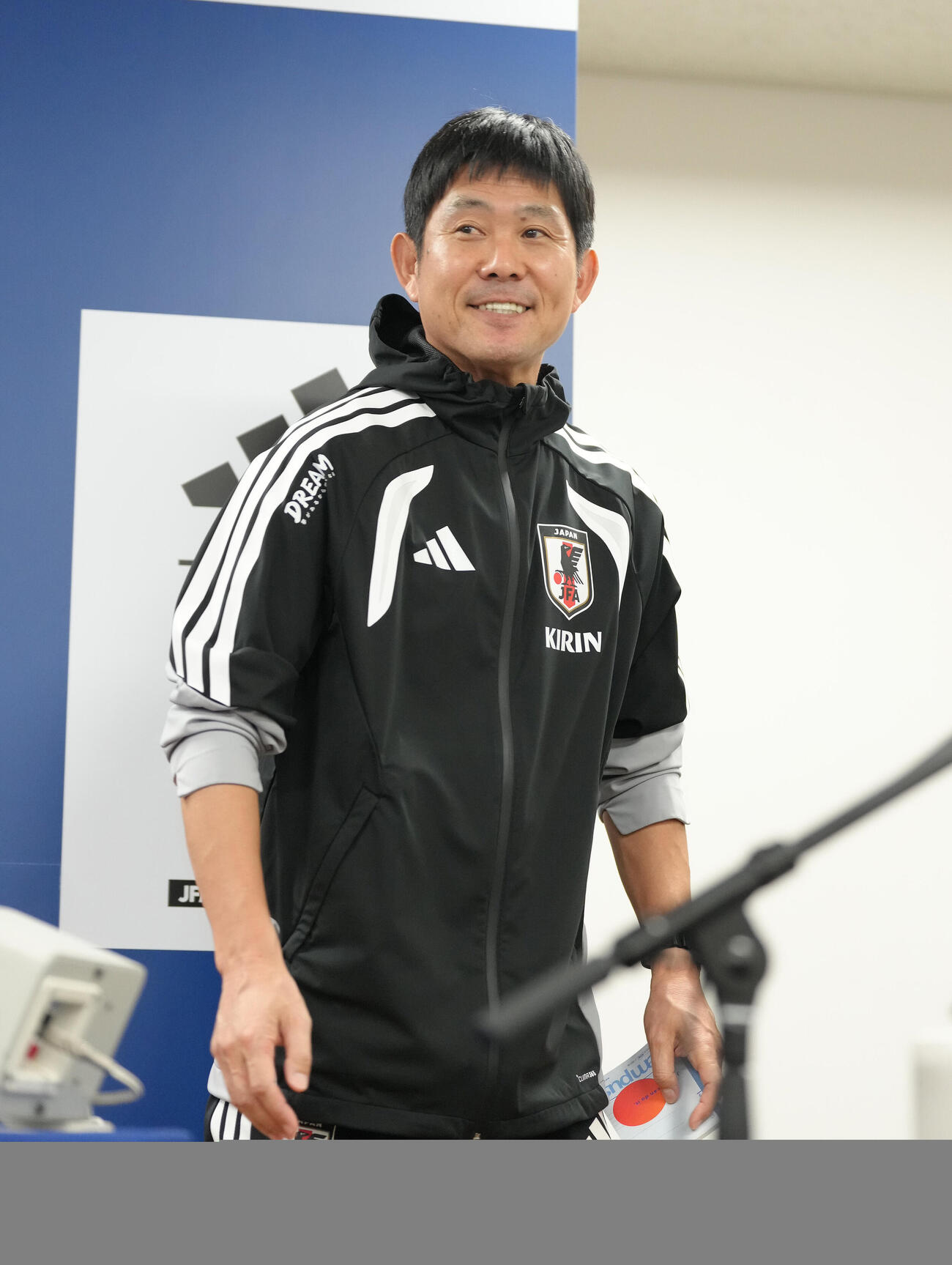 笑顔で会見場を後にする森保一監督（撮影・足立雅史）