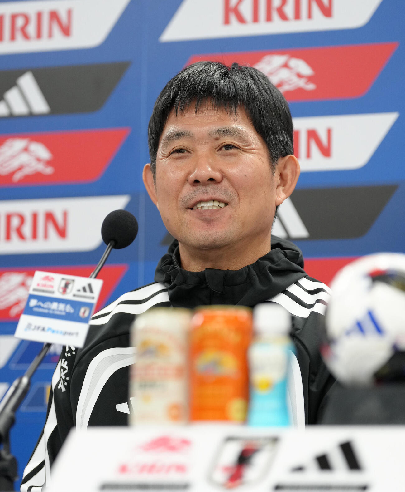 会見中、笑顔を見せる森保一監督（撮影・足立雅史）