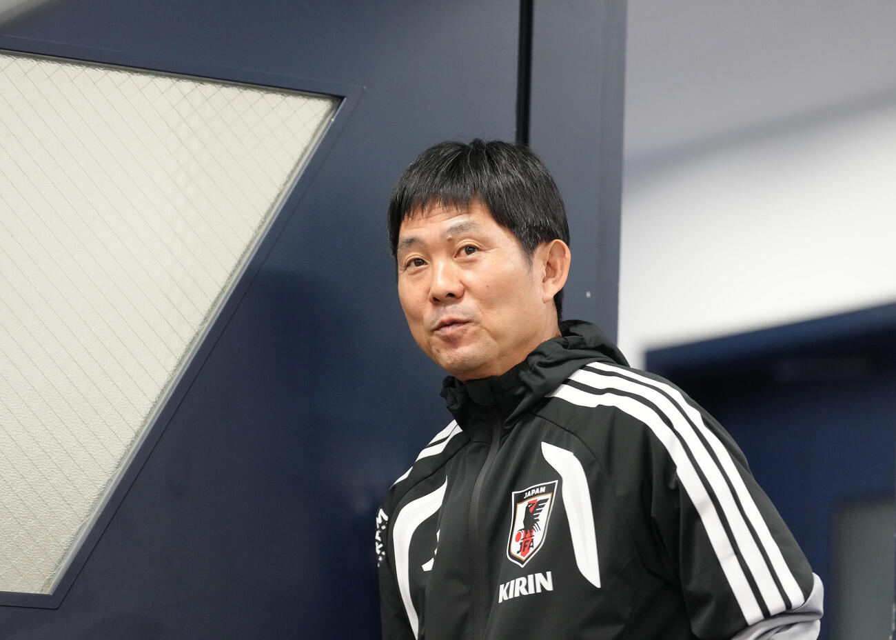 会見場を後にする森保一監督（撮影・足立雅史）