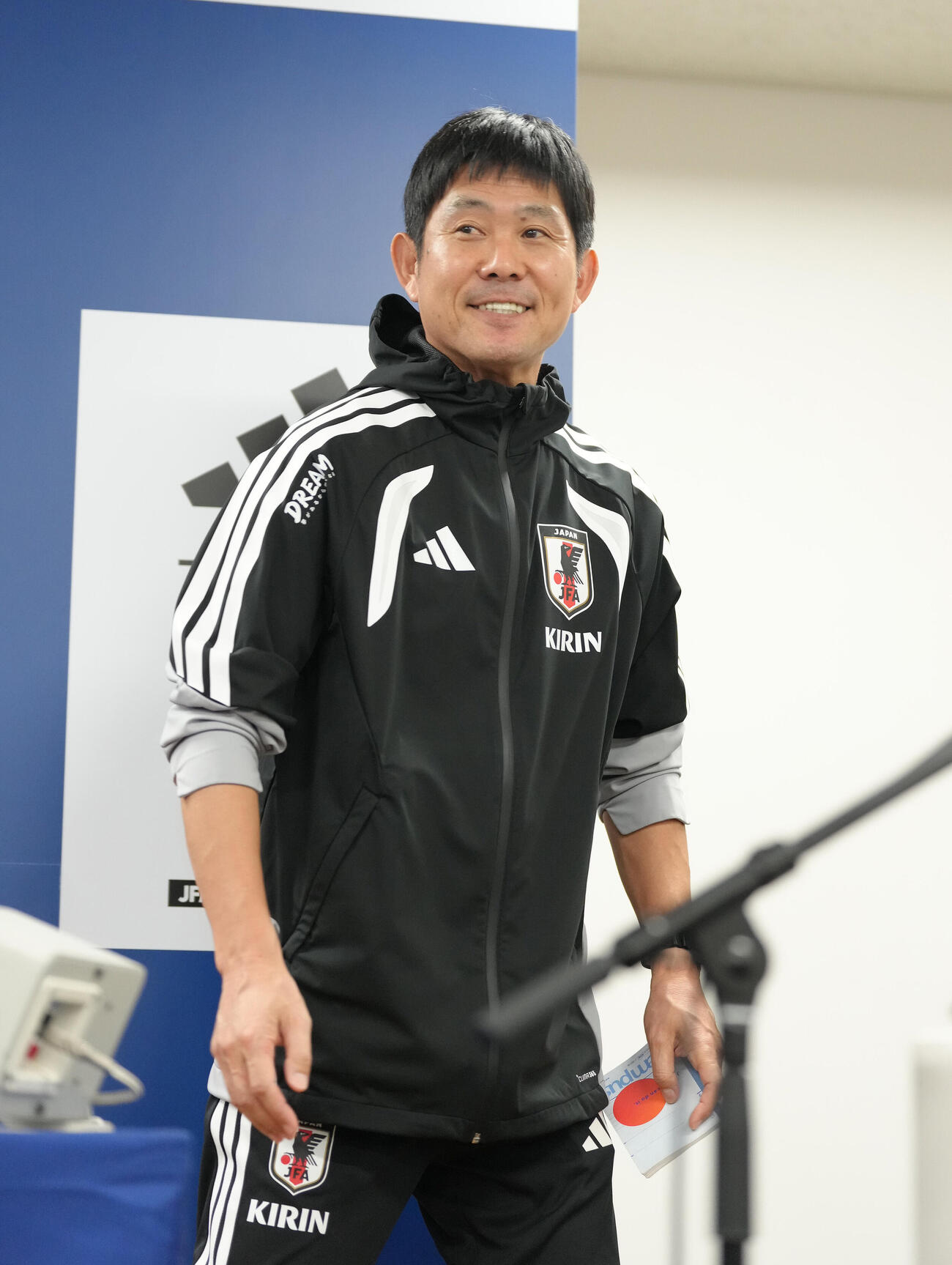 笑顔で会見場を後にする森保一監督（撮影・足立雅史）