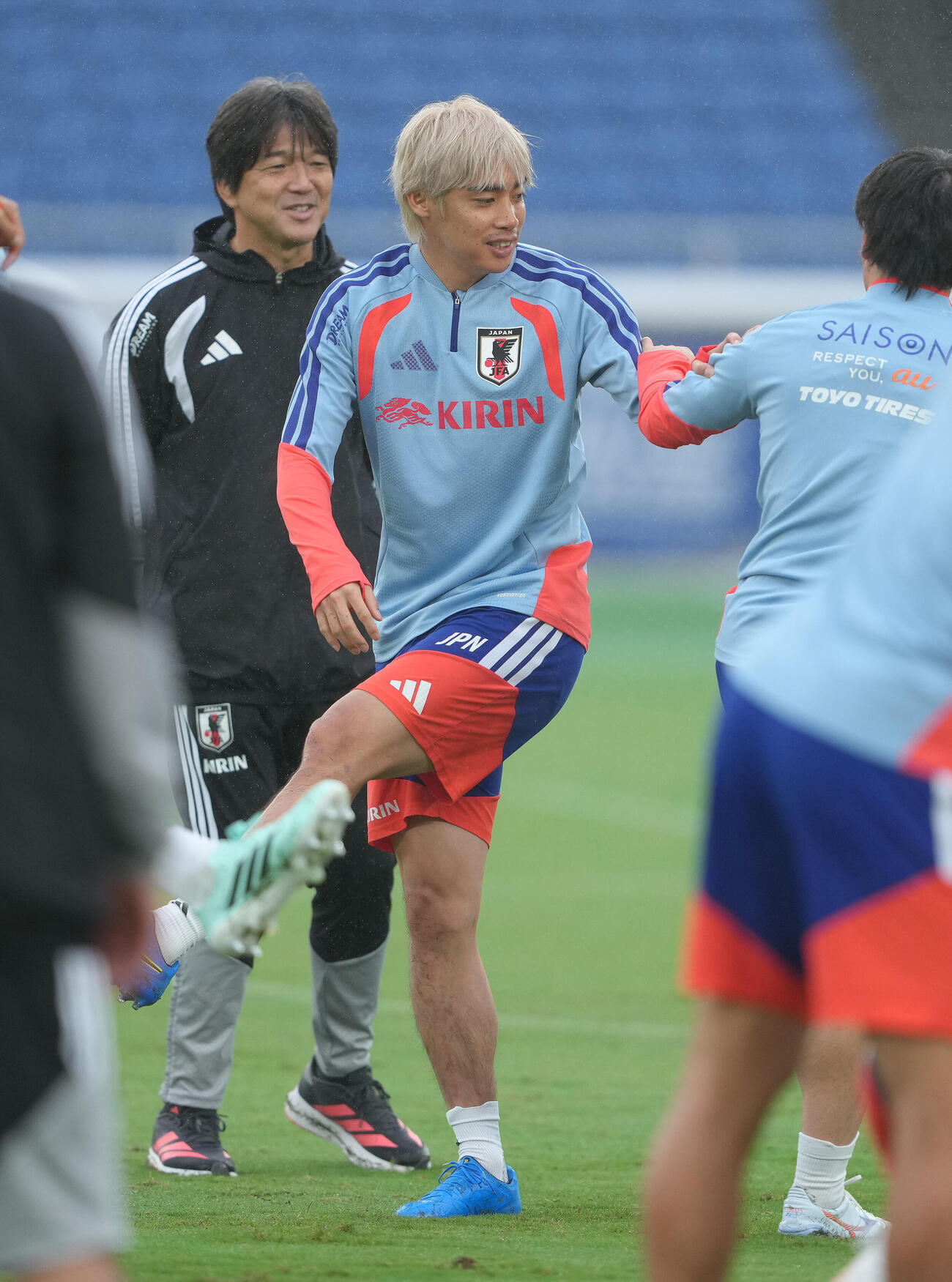 調整する伊東純也。左は名波浩コーチ（撮影・足立雅史）