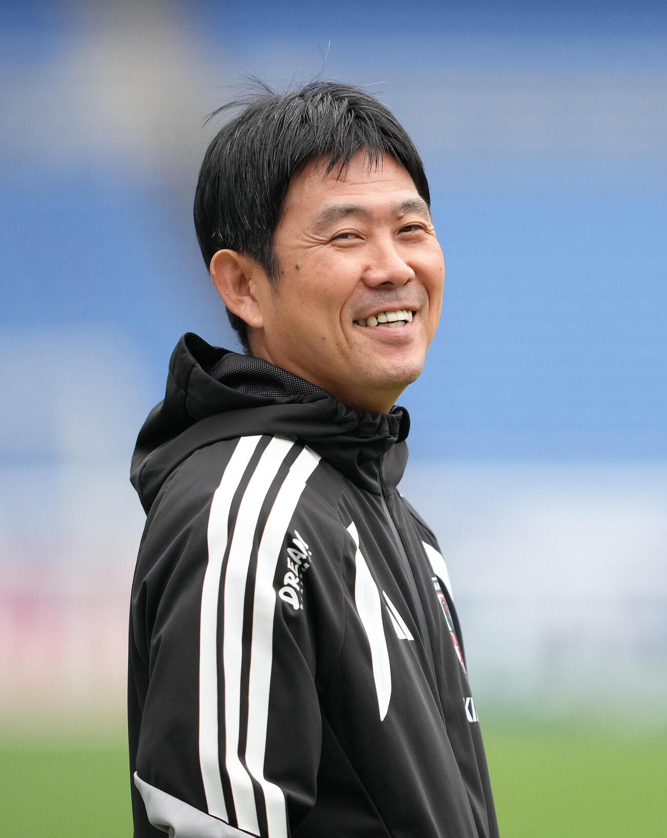 練習前、笑顔を見せる森保一監督（撮影・足立雅史）