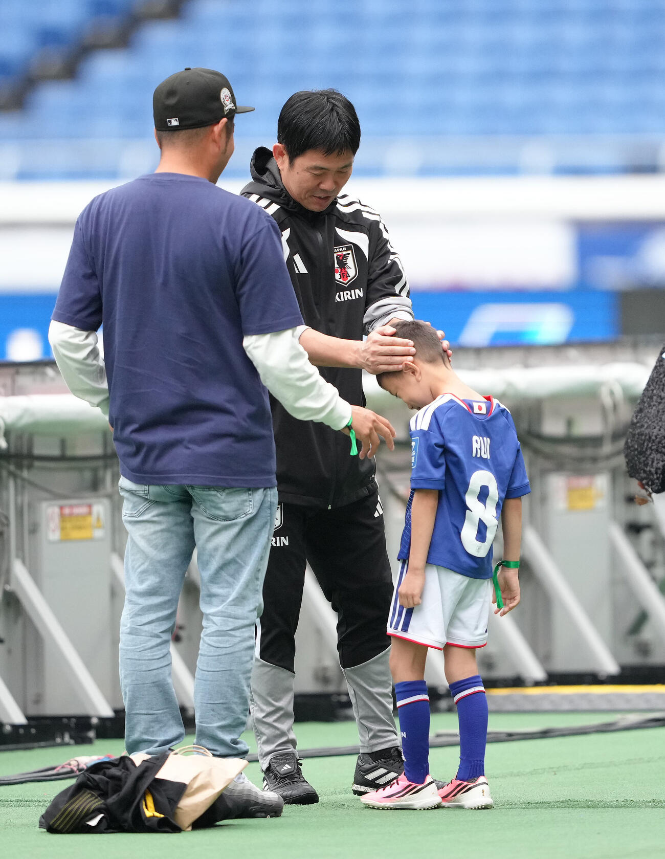 練習前、サポーターの子どもの頭をなでる森保一監督（撮影・足立雅史）