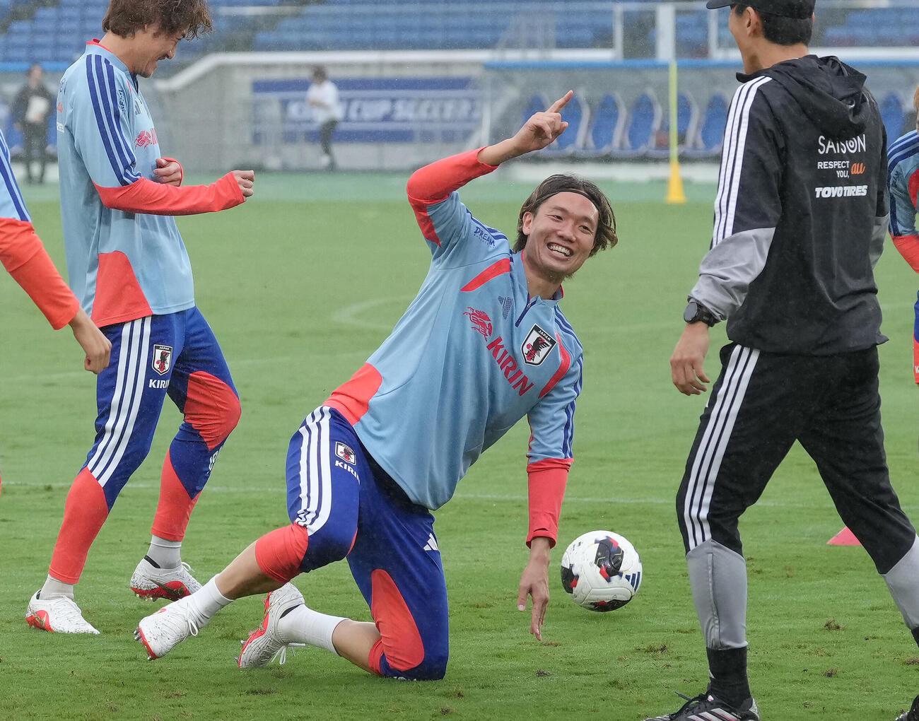 リラックスした様子で練習に臨む板倉滉（撮影・足立雅史）