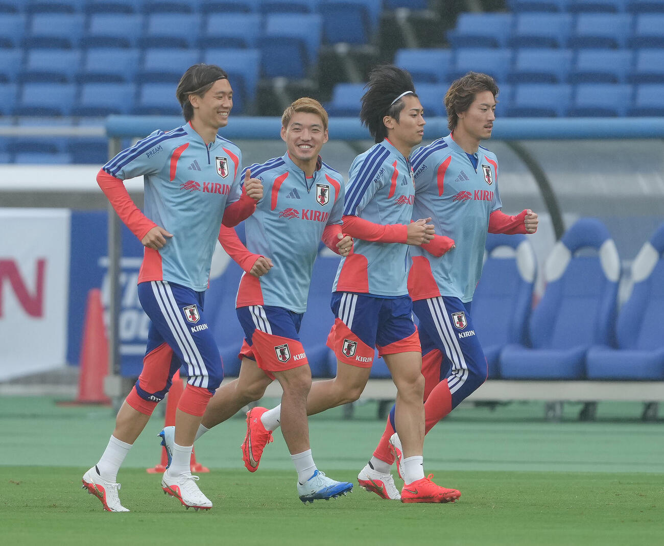ランニングする、左から板倉滉、堂安律、中村敬斗、瀬古優斗前田大然（撮影・足立雅史）