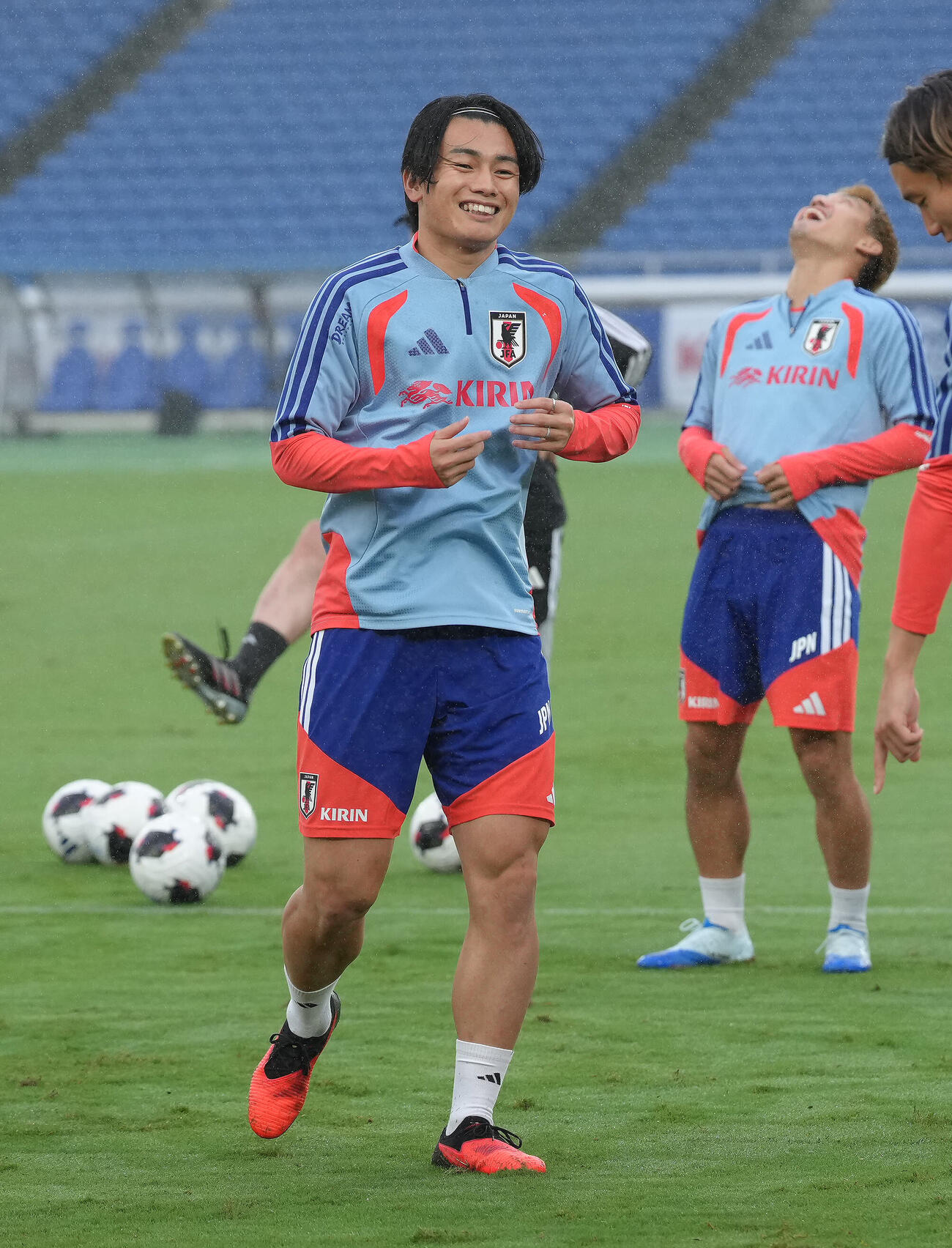 練習中、笑顔を見せる上田綺世（撮影・足立雅史）