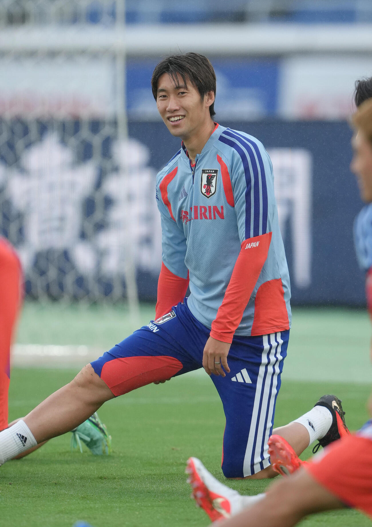 練習中、笑顔を見せる鎌田大地（撮影・足立雅史）