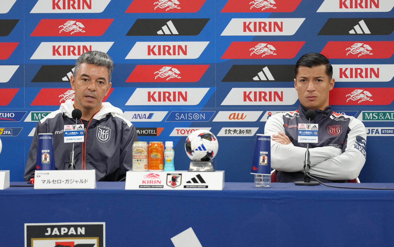 会見に臨むエクアドル代表のマルセロ・ガジャルド監督（左）とアラン・フランコ（撮影・足立雅史）