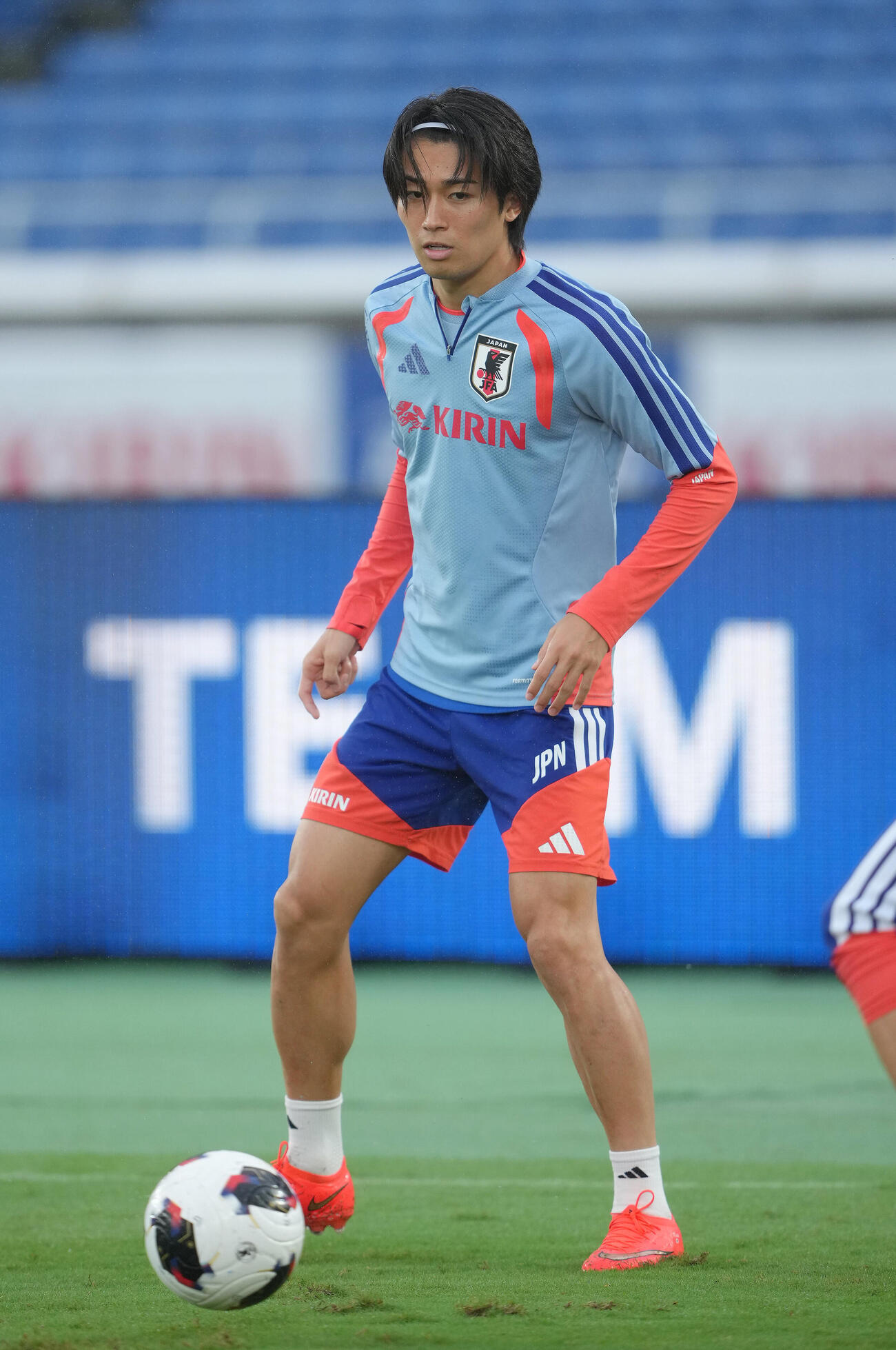 練習に臨む中村敬斗（撮影・足立雅史）