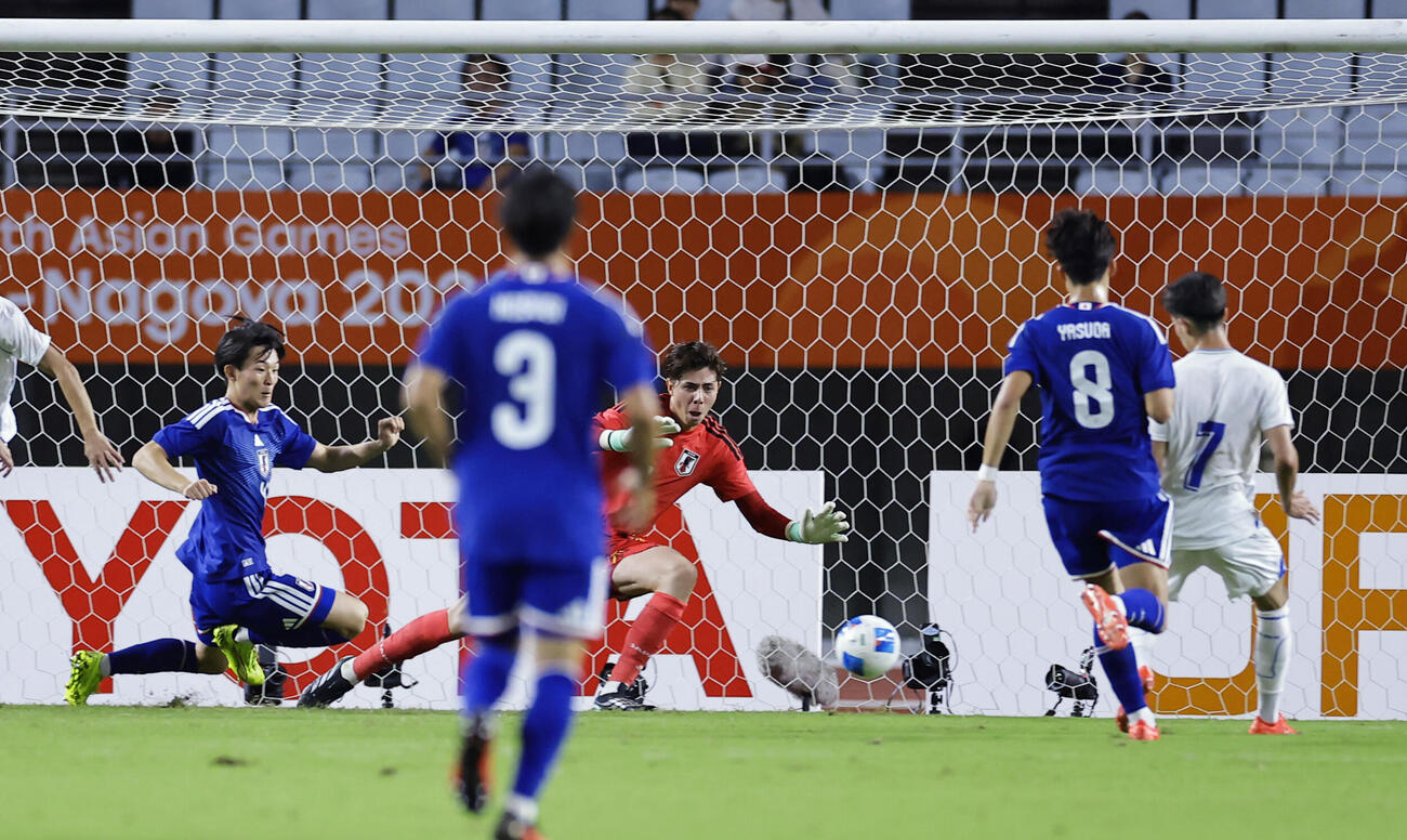 日本－ウズベキスタン　前半、先制ゴールを許すGKピサノ（右から3人目）ら＝ヤンマースタジアム長居（共同）