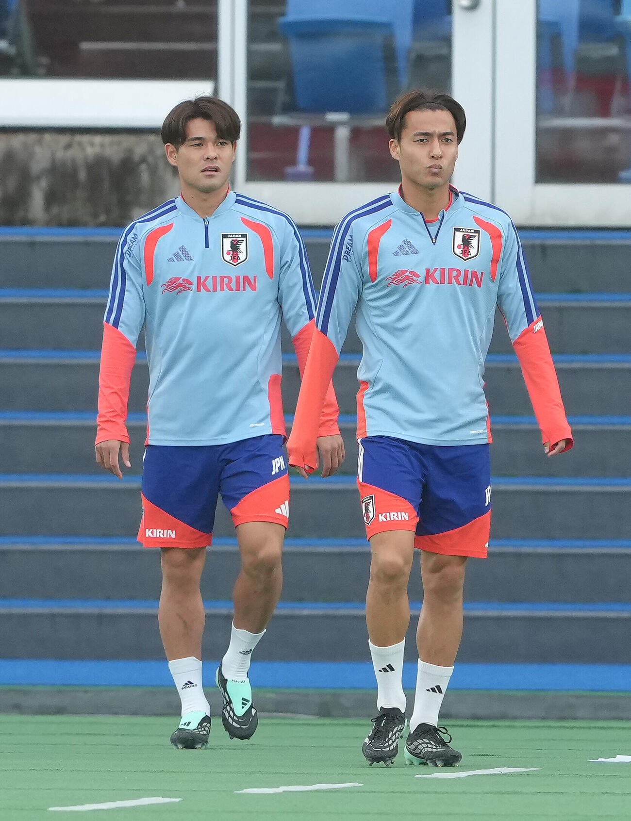 練習に臨む佐野海舟（左）と佐野航大（撮影・足立雅史）
