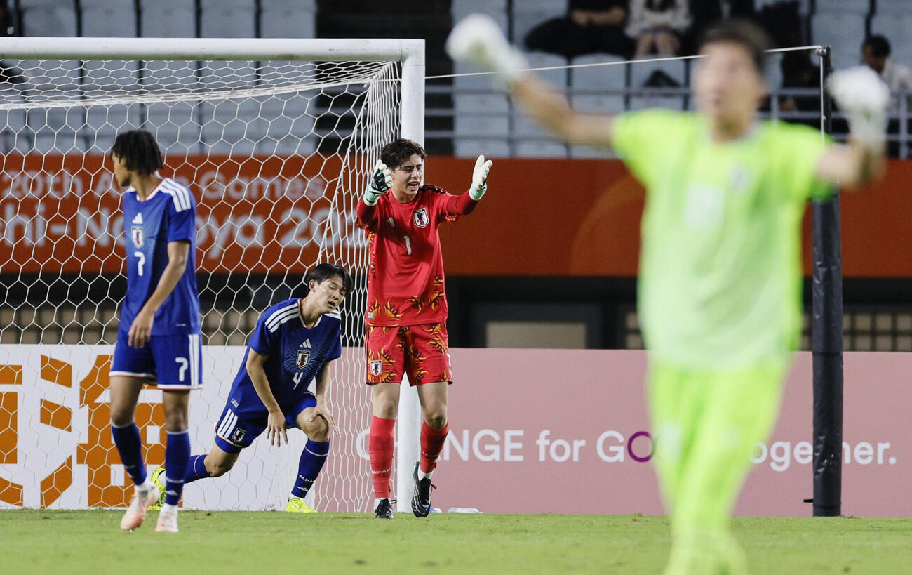 日本－ウズベキスタン　前半、先制ゴールを許したGKピサノ（左から3人目）ら＝ヤンマースタジアム長居（共同）