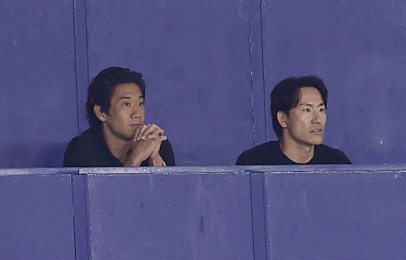 日本対ウズベキスタン　観戦するC大阪香川真司（左）と登里享平（撮影・前田充）