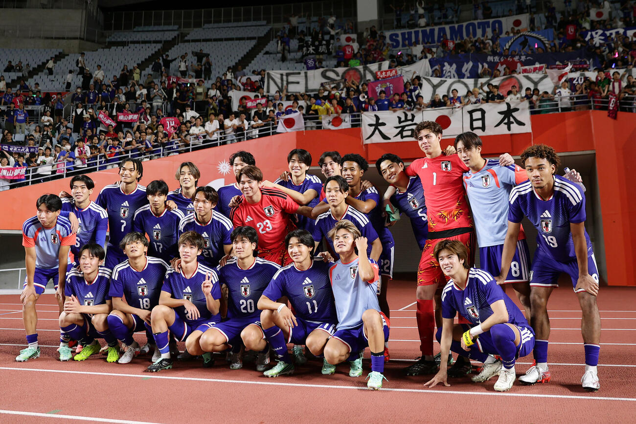 日本対ウズベキスタン　ウズベキスタンに勝利し、記念写真に納まる日本の選手たち（撮影・前田充）