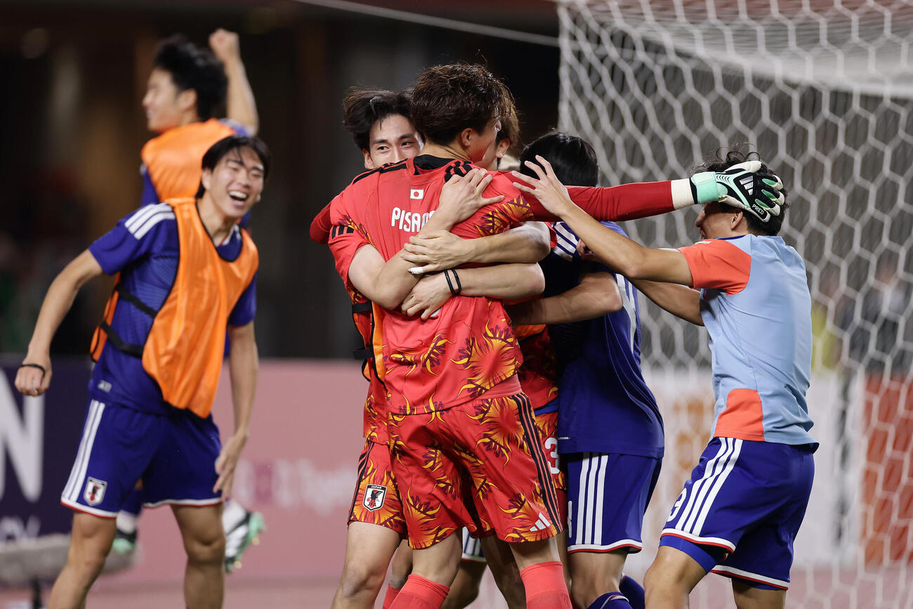 日本対ウズベキスタン　ウズベキスタンに勝利し喜ぶGKピサノ・アレクサンドレ幸冬堀尾（中央）ら日本の選手たち（撮影・前田充）