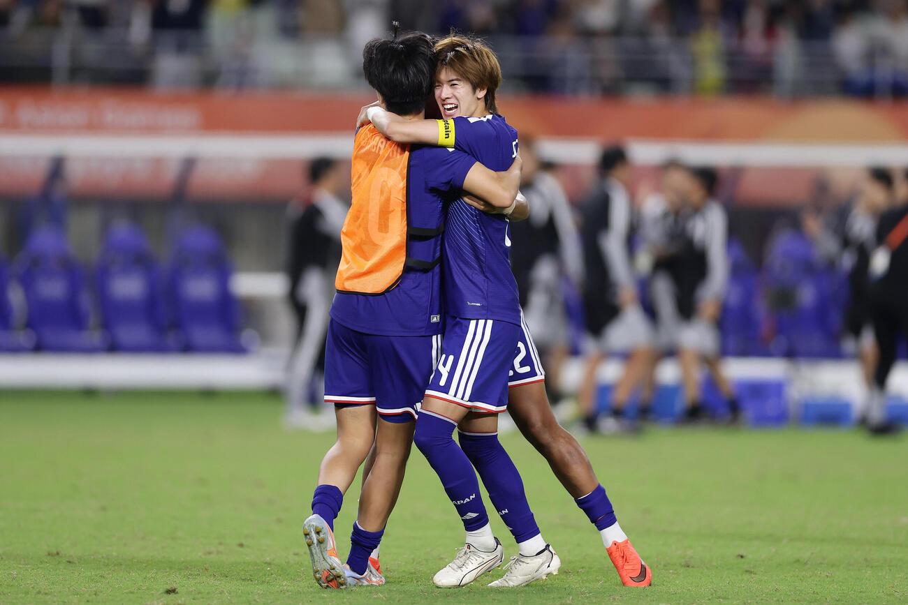 日本対ウズベキスタン　ウズベキスタンに勝利し喜ぶ大関友翔（右）ら（撮影・前田充）
