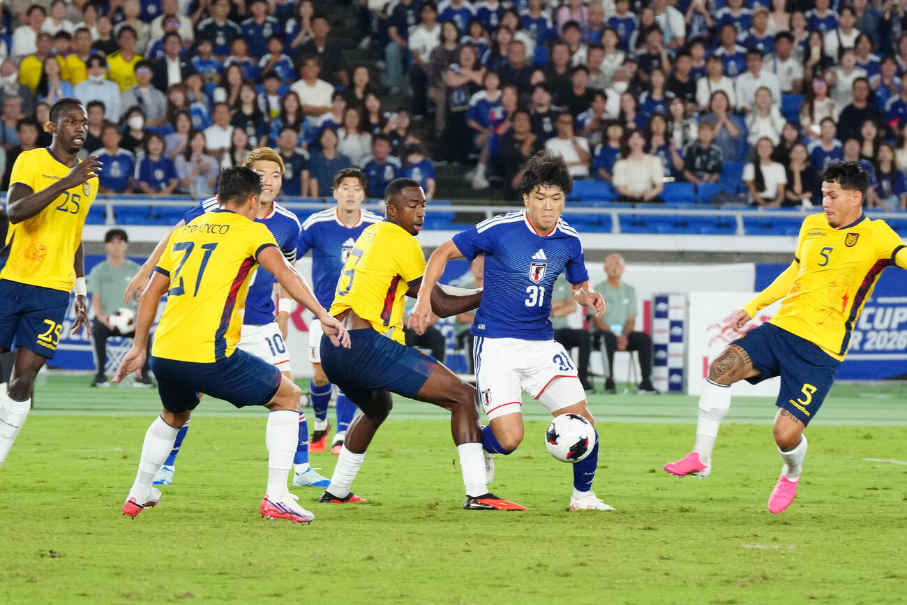 日本対エクアドル　前半、攻め込む谷村海那（右から2人目）（撮影・江口和貴）
