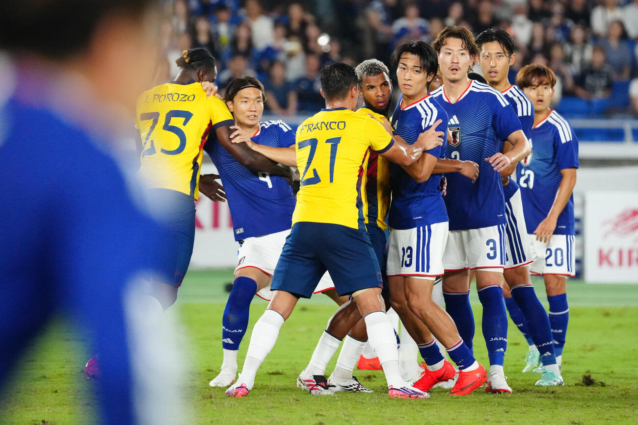 日本対エクアドル　前半、CKに臨む日本代表の選手たち（撮影・江口和貴）