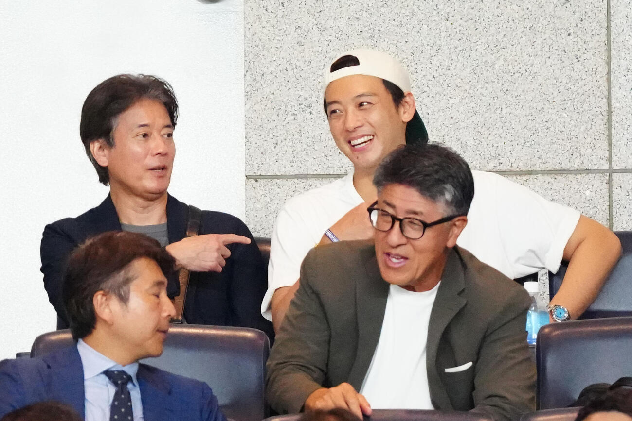 日本対エクアドル　観戦する唐沢寿明（後方左）と竹内涼真（同右）（撮影・江口和貴）