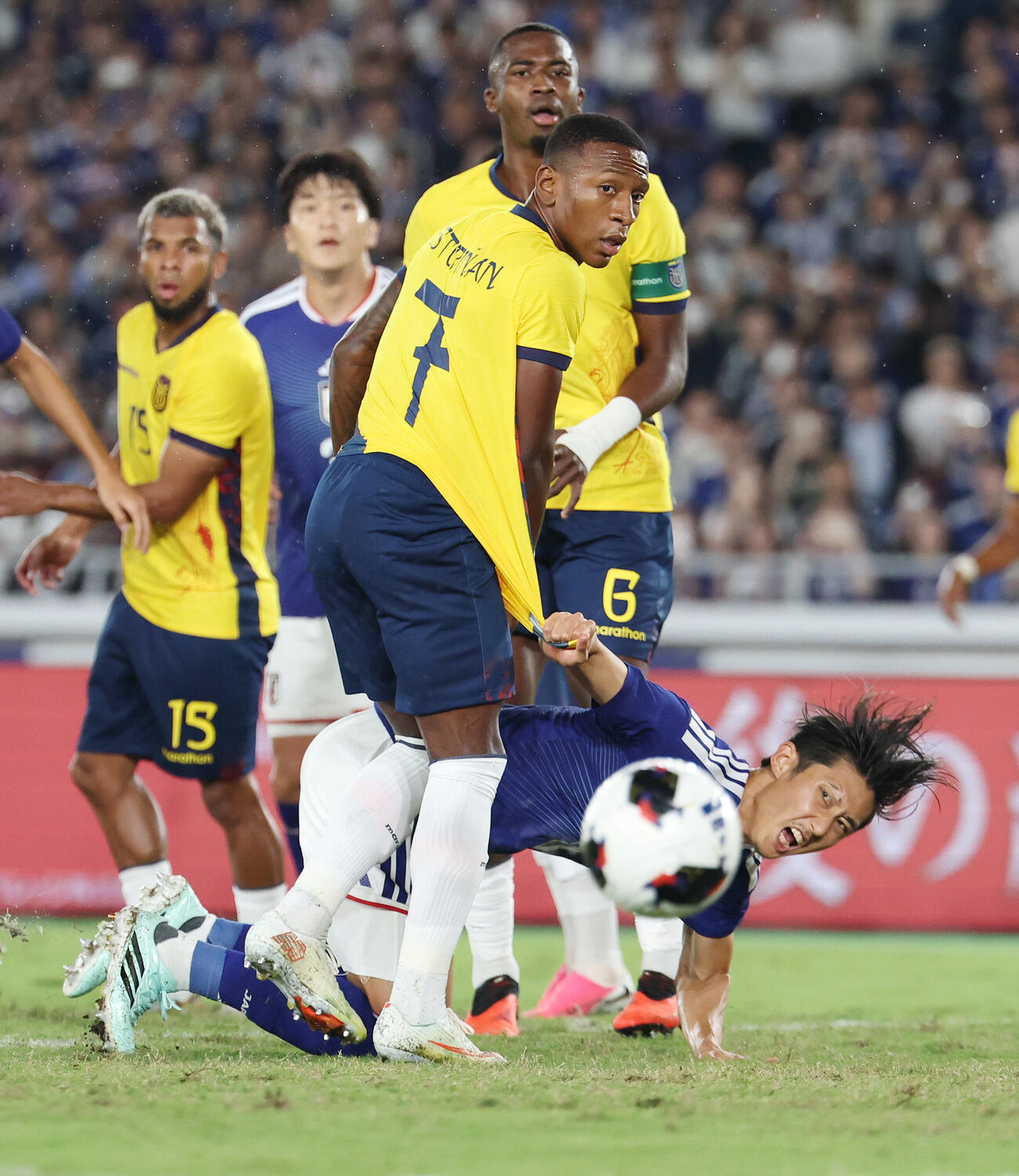 日本対エクアドル　前半、クロスに合わせようとした伊藤洋輝（撮影・宮地輝）