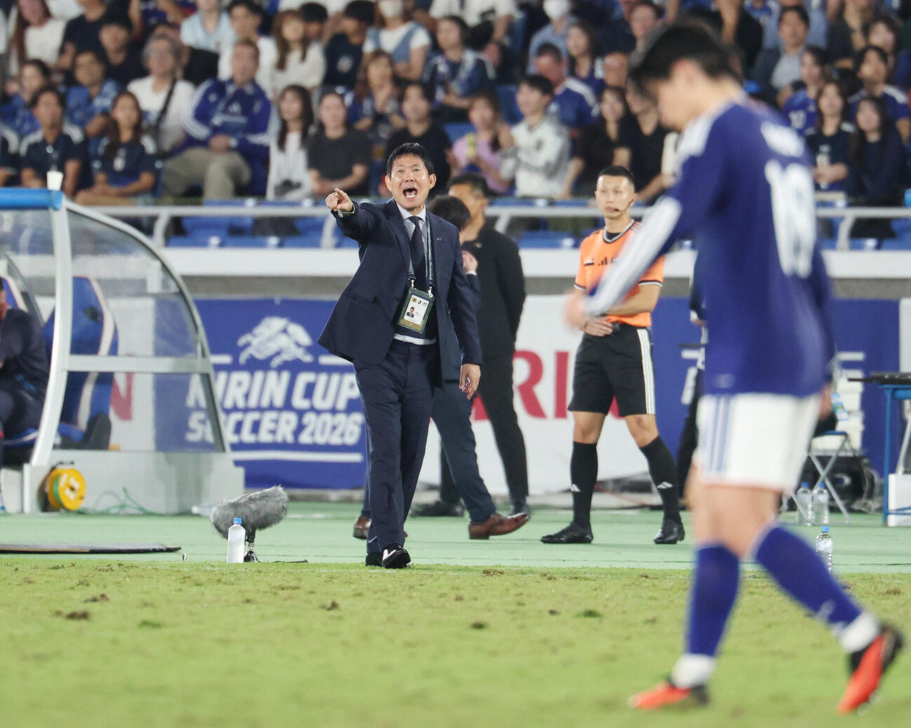 日本対エクアドル　後半、指示を出す森保一監督（撮影・宮地輝）