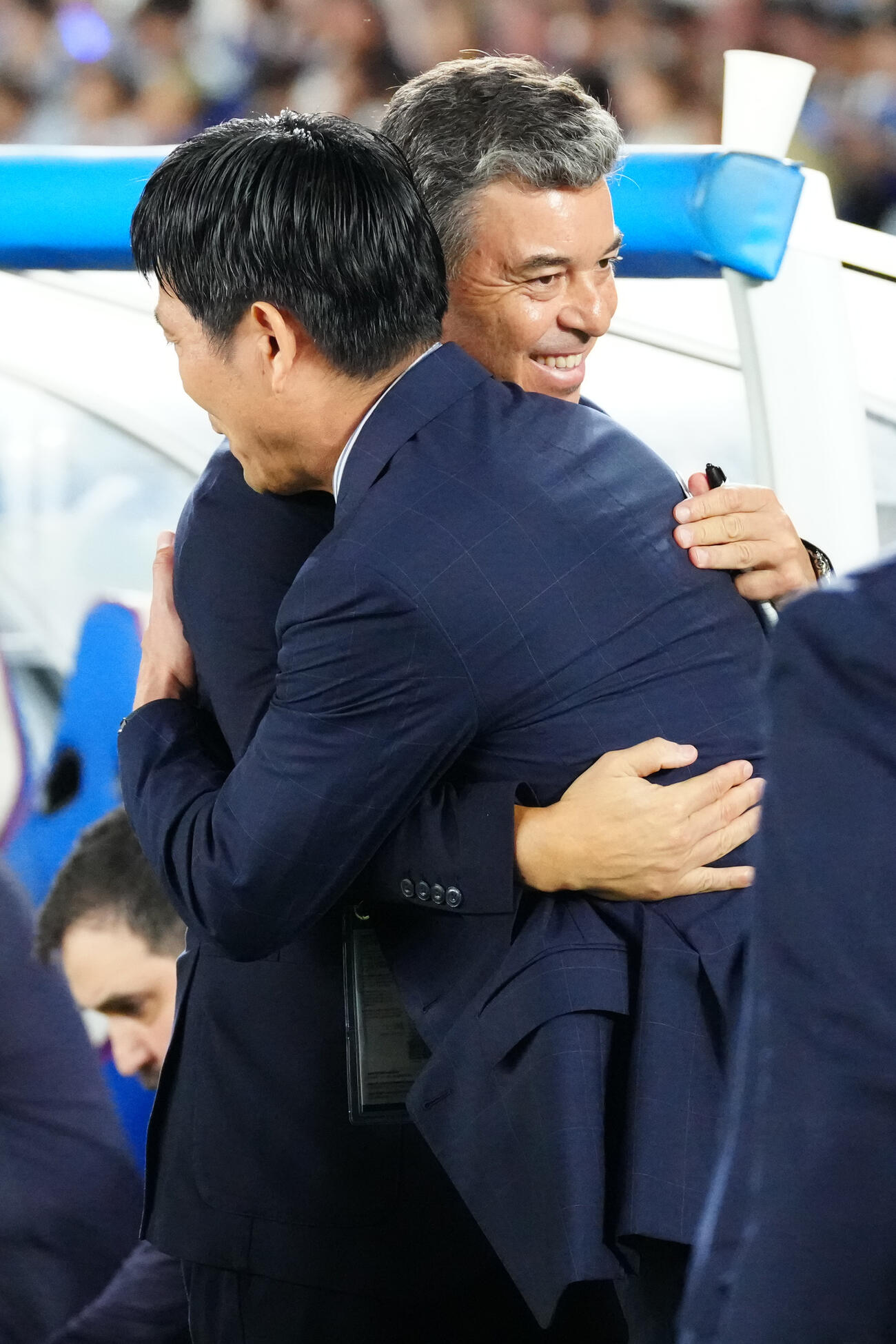 日本対エクアドル　試合前、エクアドル代表のマルセロ・ガジャルド監督（左）とあいさつを交わす森保一監督（撮影・江口和貴）