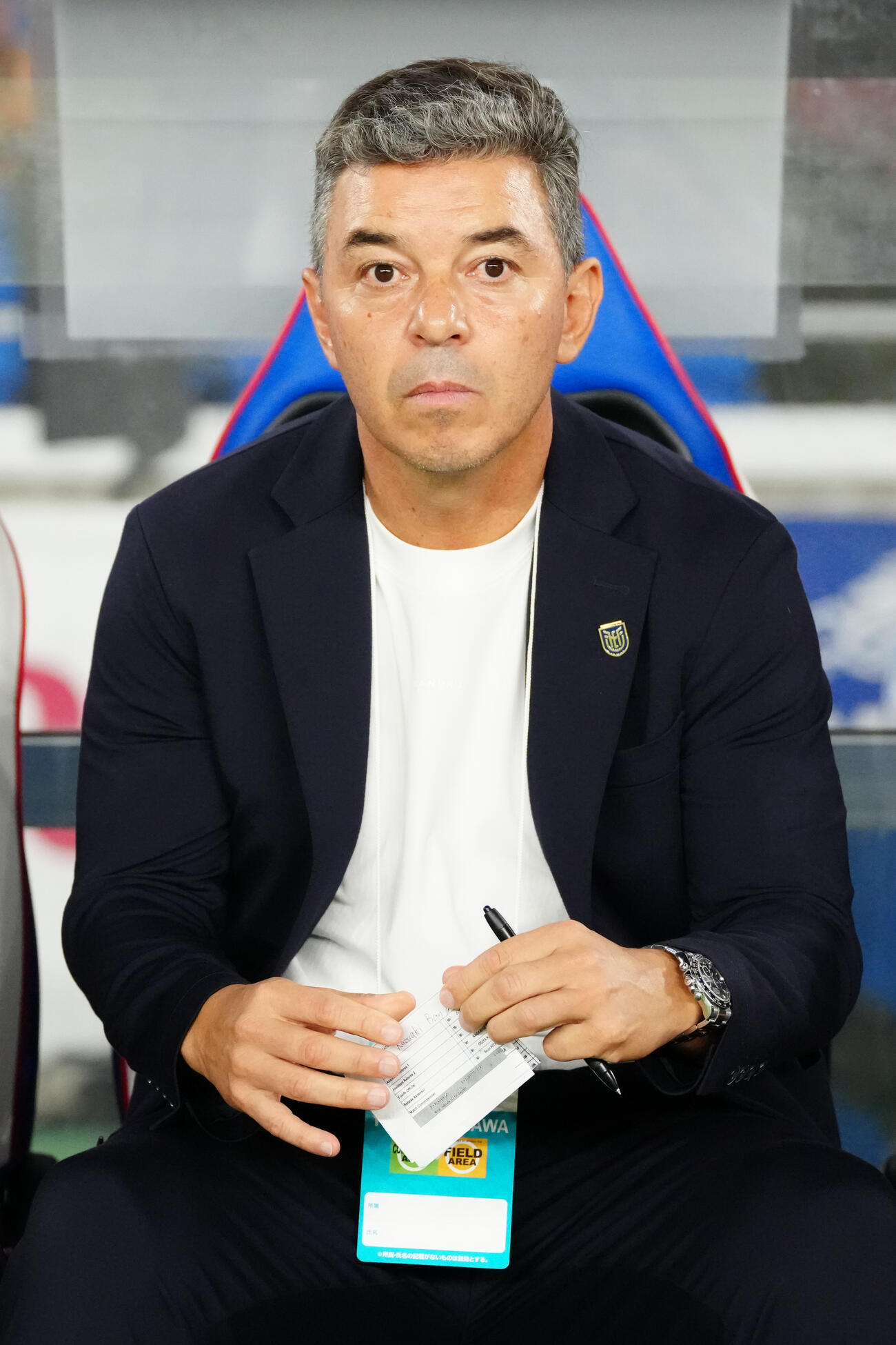 日本対エクアドル　試合前、ベンチに座るエクアドル代表のマルセロ・ガジャルド監督（撮影・江口和貴）