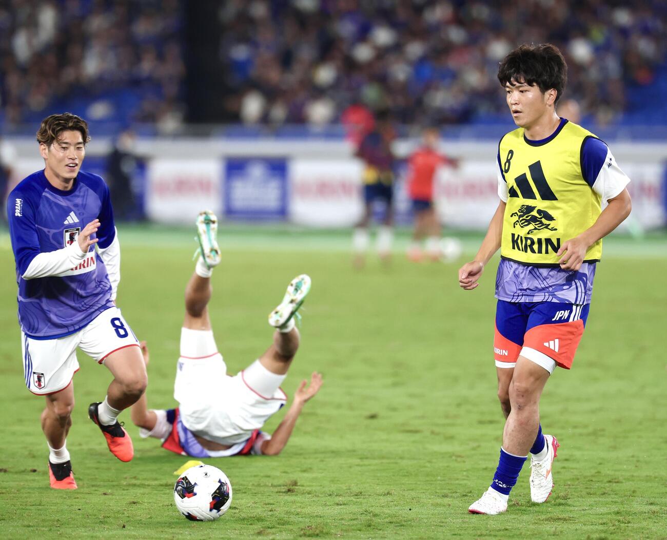 日本対エクアドル　試合前、ウォーミングアップを行う谷村海那（右）ら（撮影・宮地輝）