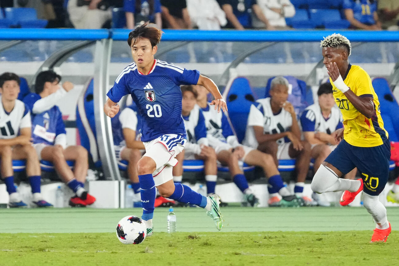 日本対エクアドル　前半、ドリブルで攻め込む久保建英（左）（撮影・江口和貴）