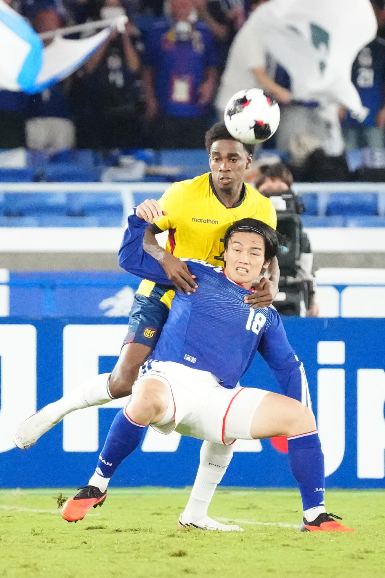 日本対エクアドル　後半、ボールを受ける上田綺世（手前）（撮影・江口和貴）