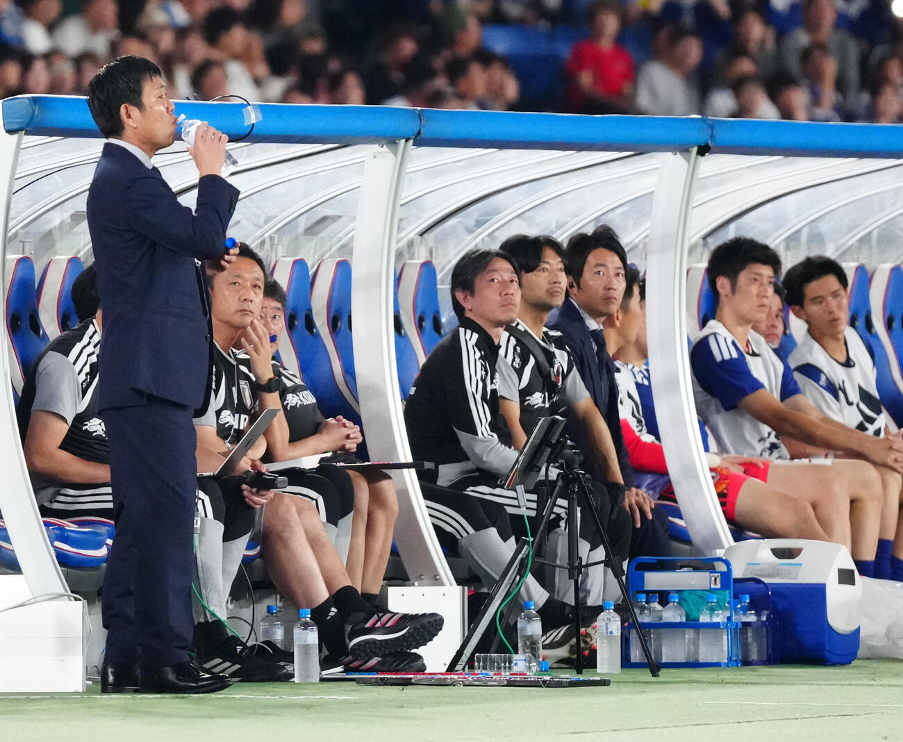 日本対エクアドル　後半、水分補給する森保一監督（左端）（撮影・江口和貴）