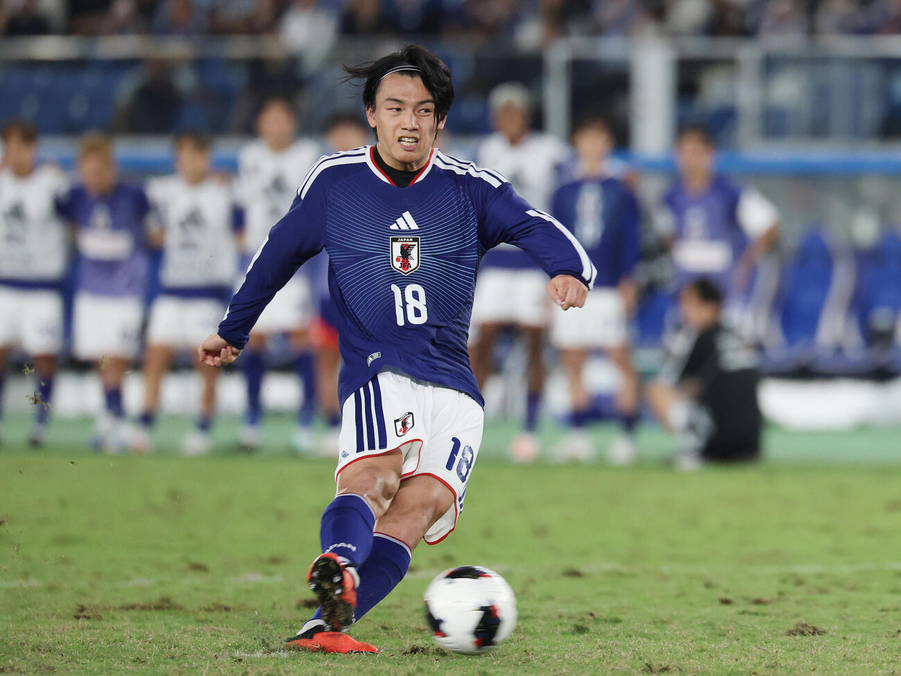 日本対エクアドル　PK戦でシュートを決める上田綺世（撮影・宮地輝）