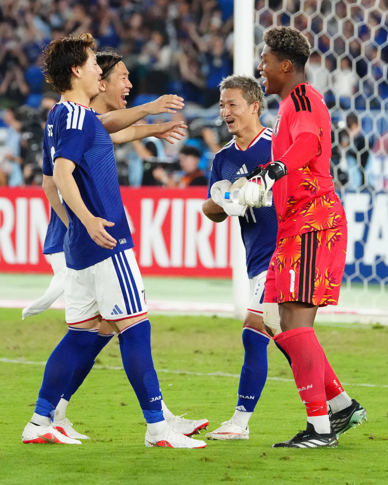 日本対エクアドル　PK戦でエクアドルに勝利し、喜ぶGK鈴木彩艶（右端）ら日本代表の選手たち（撮影・江口和貴）