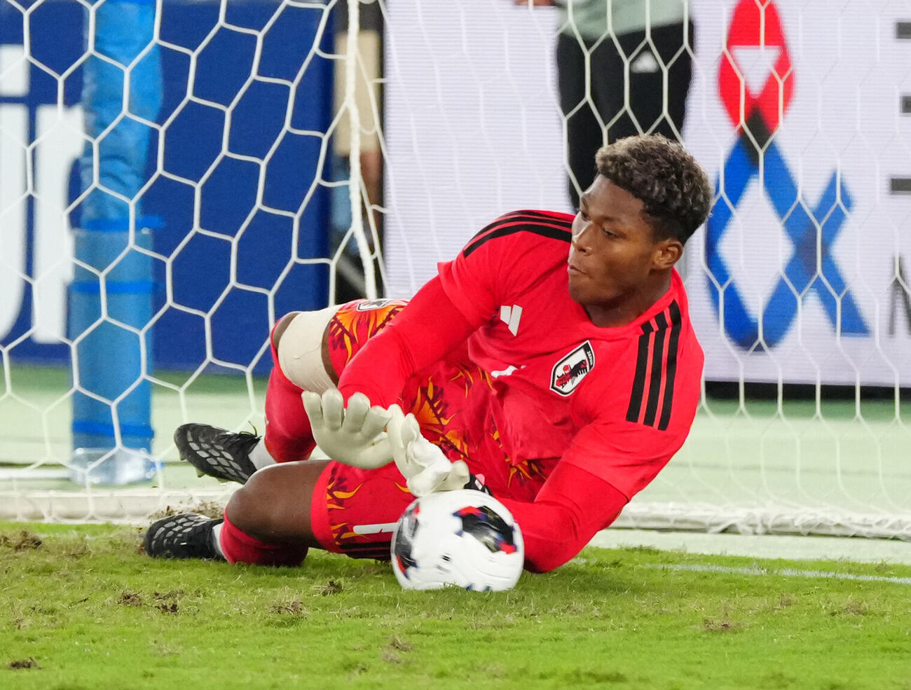 日本対エクアドル　PK戦でエクアドルの3人目のシュートを止めるGK鈴木彩艶（撮影・江口和貴）