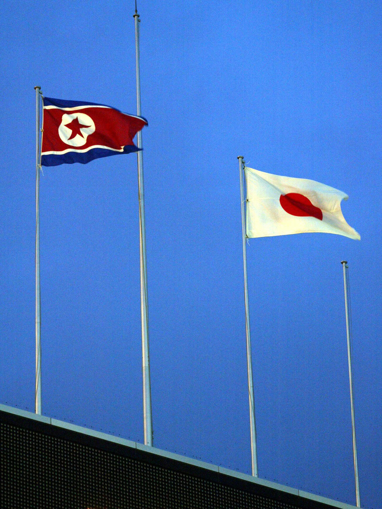 北朝鮮と日本の国旗※写真はイメージ
