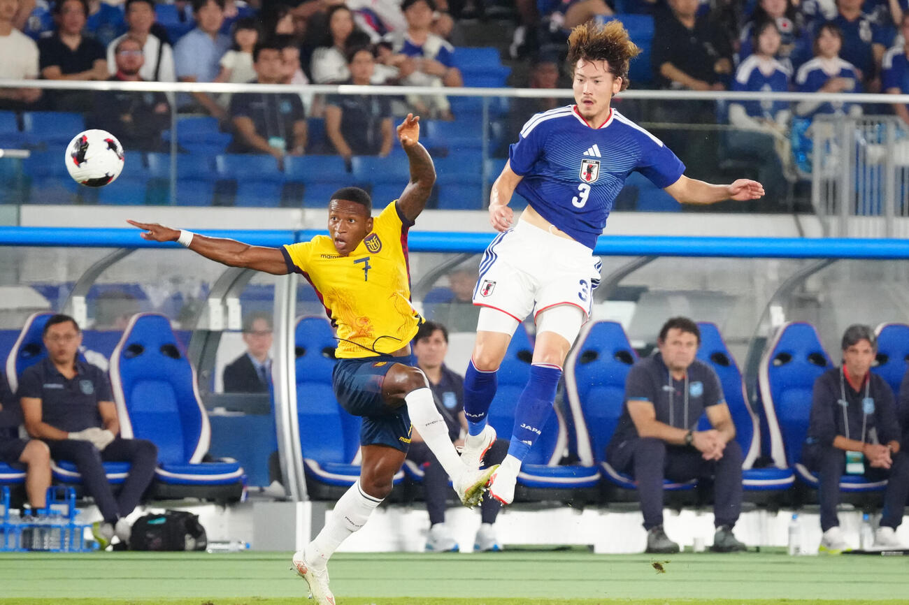 日本対エクアドル　前半、前線にヘディングする瀬古歩夢（右）（撮影・江口和貴）