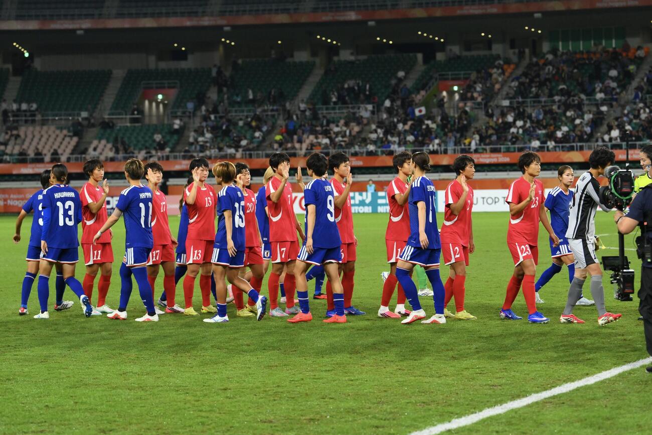 女子サッカー決勝　日本対北朝鮮　試合前にタッチを交わす選手たち（撮影・滝沢徹郎）