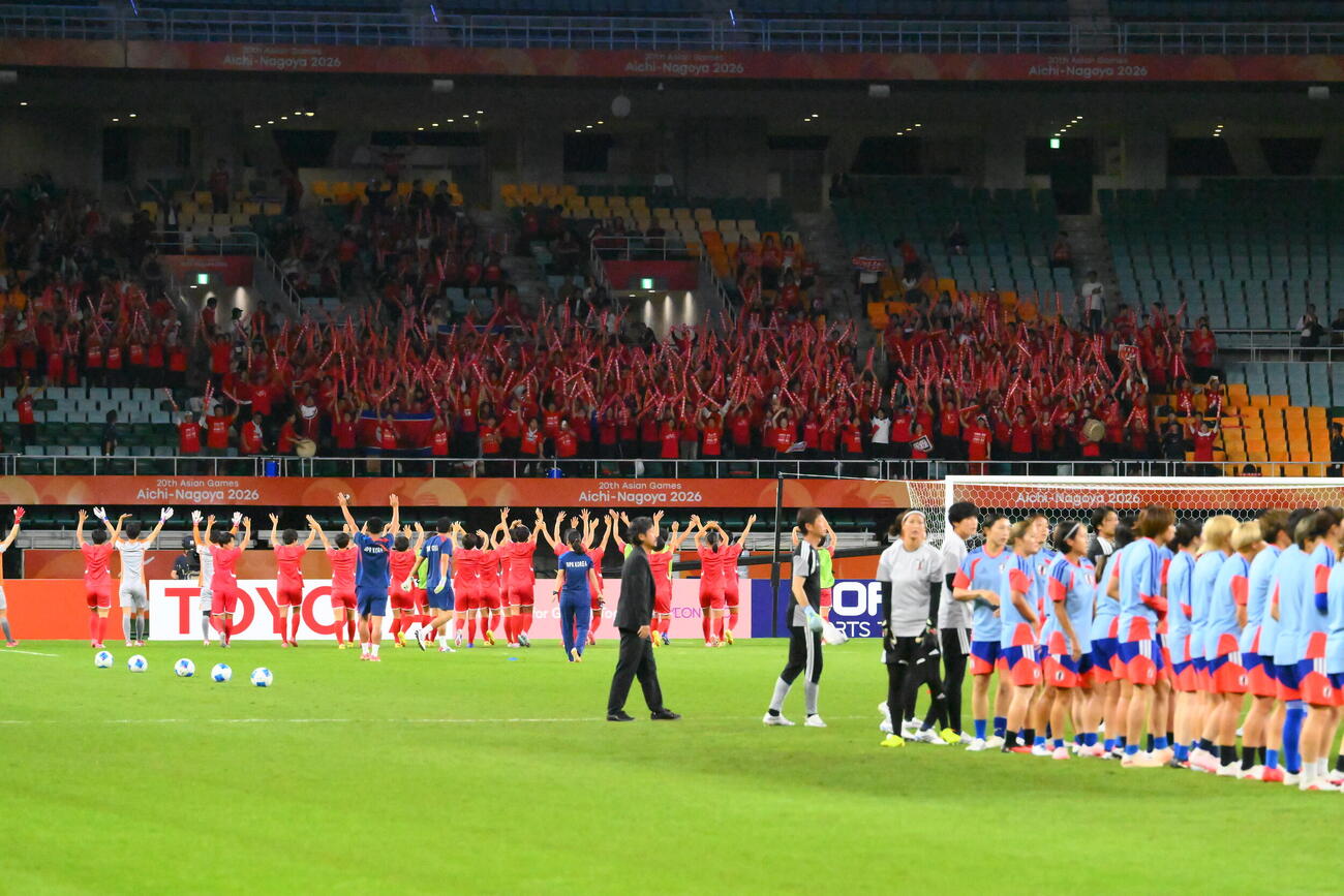 女子サッカー決勝　日本対北朝鮮　試合前に北朝鮮の選手にエールを送る応援団（撮影・滝沢徹郎）