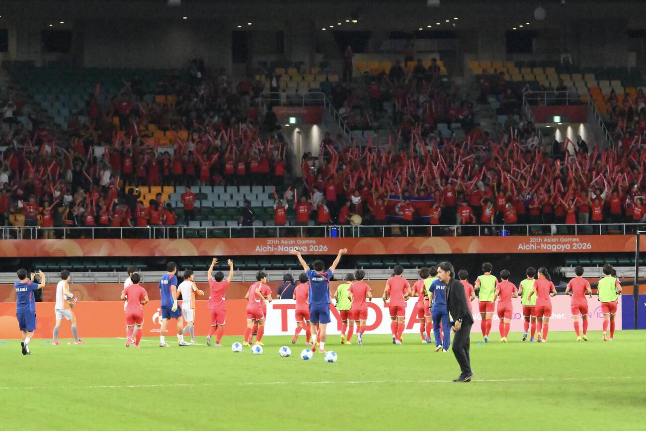 女子サッカー決勝　日本対北朝鮮　試合前に北朝鮮の選手にエールを送る応援団（撮影・滝沢徹郎）