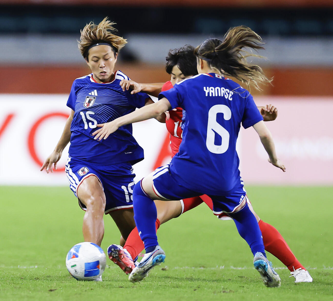 日本－北朝鮮　前半、競り合う伊東（左）＝静岡スタジアム（共同）