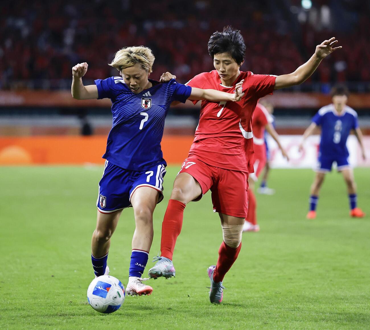 日本－北朝鮮　前半、競り合う浜田（左）＝静岡スタジアム（共同）